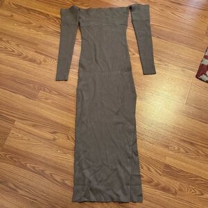 House of Harlow‎ 1960 Ribbed Off-Shoulder Split Leg Taupe Gray Maxi Dress XS